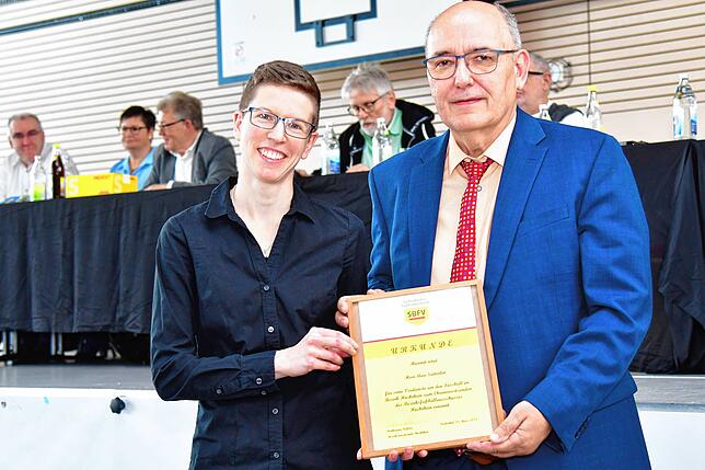 Ausgezeichnet: Katharina Keßler ernannte mit dem einstimmigen Votum der Vereine in Niederhof ihren Vorgänger Uwe Sütterlin zum ...