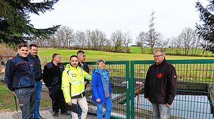 Beim Löschwasserteich: Bürgermeister Alexander Guhl und die stellvertretende Harpolinger Ortsvorsteherin, Christine Oechslein (von ...