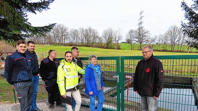 Beim Löschwasserteich: Bürgermeister Alexander Guhl und die stellvertretende Harpolinger Ortsvorsteherin, Christine Oechslein (von ...
