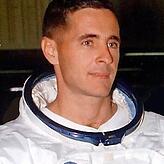 William Anders, damals 35, heute 85, wurde als Soldatensohn in Hongkong geboren und wurde ebenfalls Pilot bei der Luftwaffe. Er ...