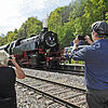 Nostalgische Saisoneröffnung bei der Sauschwänzlebahn Blumberg: Mit einem aufgemalten lachenden Gesicht an der Lok geht die ...
