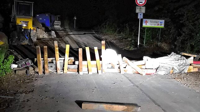 Über dieses Hindernis stürzte nachts eine Radfahrerin.