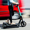 (Symbolbild) Eine E-Scooter-Fahrerin kollidiert auf dem Fußweg an der Mainaustraße mit einer 59-Jährigen.