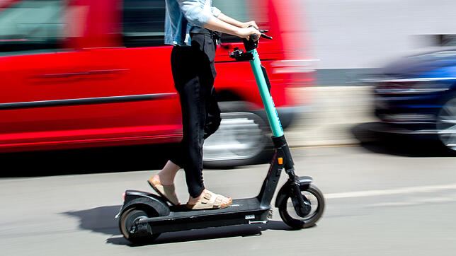 (Symbolbild) Eine E-Scooter-Fahrerin kollidiert auf dem Fußweg an der Mainaustraße mit einer 59-Jährigen.