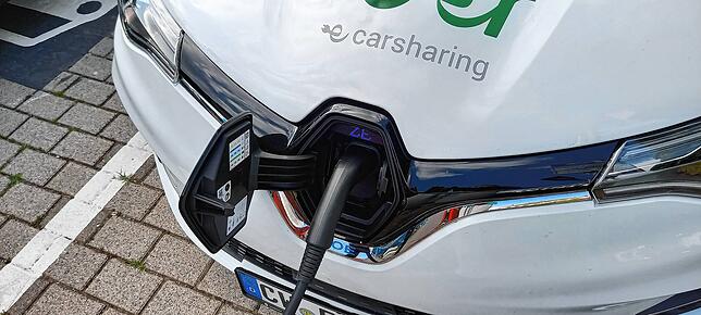Der Renault Zoe hat vorne seinen Anschluss, wenn man losfährt, kommt das Ladekabel in den Kofferraum, so kann man auch unterwegs mal ...