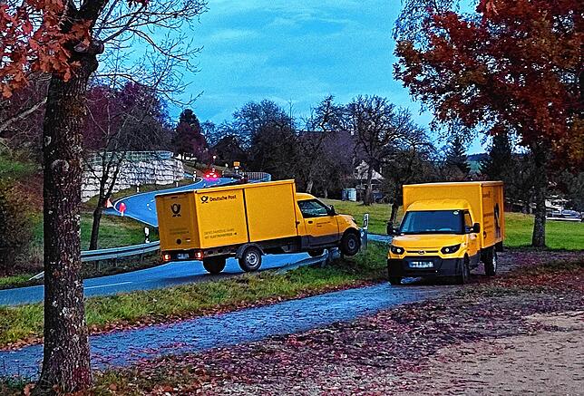 Bei einem Unfall bei Gallmannsweil landete ein Postauto auf der Leitplanke.