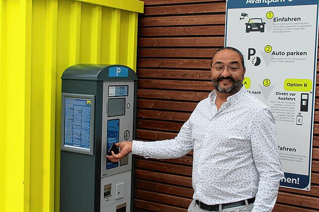 Avantpark-Projektleiter Bali Kahi demonstriert, wie das kontaktlose Bezahlen funktioniert.