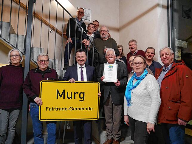 Der Gemeinderat und Mitglieder der Steuerungsgruppe feierten das zehnte Jubiläum Murgs als Fairtrade-Gemeinde.