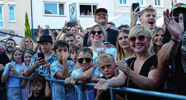 Jan Delay steht auf der Bühne – und die Fans feiern das.