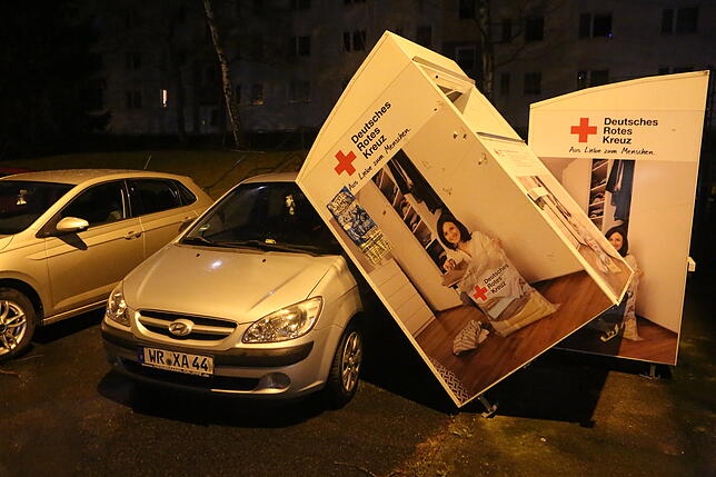 Wernigerode: Ein Sammelcontainer ist vom Wind auf ein geparktes Auto gekippt worden.