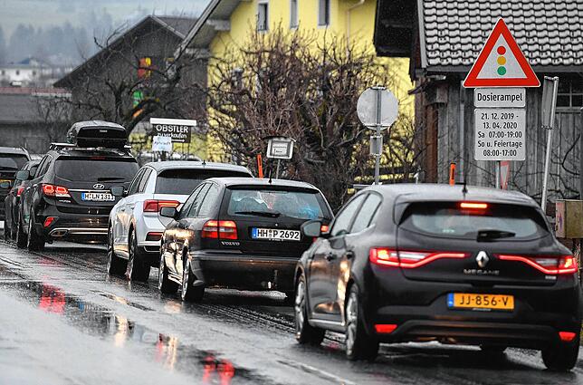 Stau: Viele Arbeitnehmer pendeln ins Büro und bekommen dafür Kilometergeld