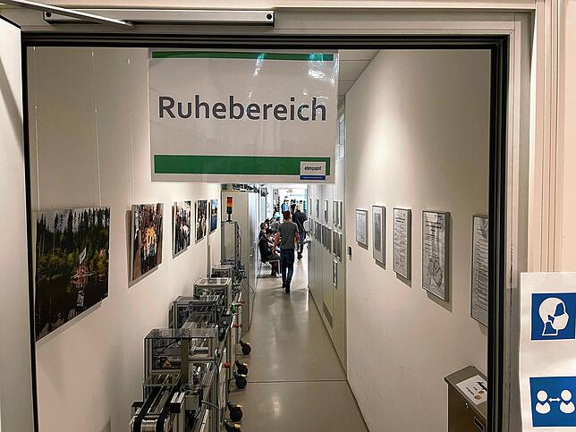 15 Minuten warten im Ruhebereich nach der Impfung sind wichtig, um mögliche Nebenwirkungen gleich bekämpfen zu können.
