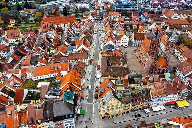 Die Geschäfte lassen die Türen bei den anhaltenden Temperaturen noch dauerhaft offen, erst wenn es abkühlt, wollen die Händler die Türen ...