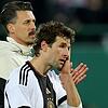 Deutschlands Assistenztrainer Sandro Wagner (l) und Thomas Müller gehen nach dem Spiel gegen Österreich enttäuscht über den Platz.