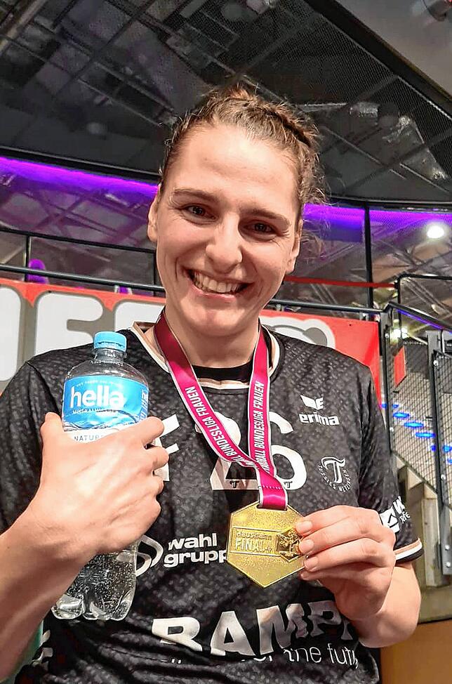 Svenja Hübner mit der Goldmedaille, die sie sogar mit ins Bett nahm.