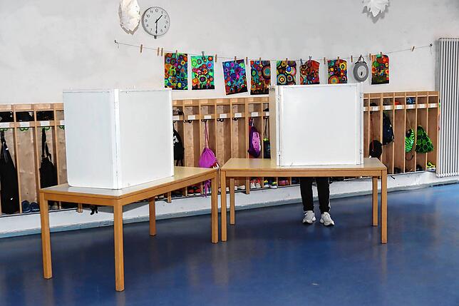 Stimmabgabe in der Aula der Roggenbachschule: Ein Bild, das es in Unterkirnach seit dem Neubau des Rathauses nicht mehr gab.