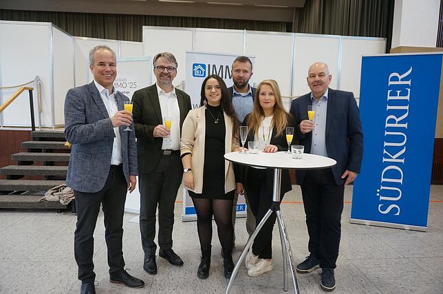 Gemeinsame Freude über Erfolg bei (von links) Heiko Spitznagel (SK ONE/SÜDKURIER Medienhaus), Oberbürgermeister Martin Gruner, ...