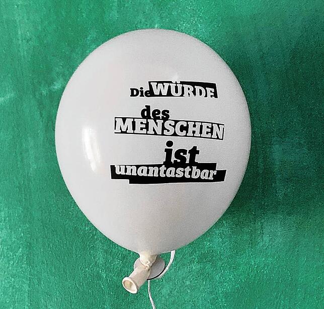 Die Gruppe „DemokratieKick“ hat vor der Bundestagswahl mit einer Aktion, zu der auch Luftballons gehörten, auf ihr Anliegen aufmerksam ...