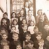 Luise Blumenstein links oben auf der Treppe der damaligen Schule in Unteruhldingen im Kreise ihrer Klassenkameraden um 1950.