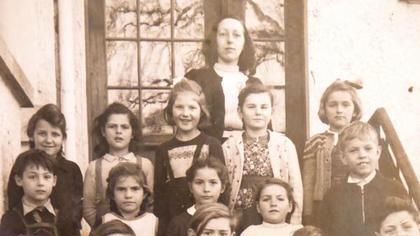 Luise Blumenstein links oben auf der Treppe der damaligen Schule in Unteruhldingen im Kreise ihrer Klassenkameraden um 1950.