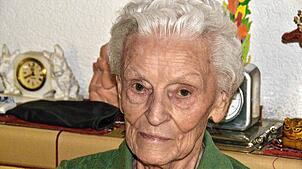 Anna Girmann feiert ihren 100. Geburtstag im Kreis der Familie. Bild: Christiane Sahli