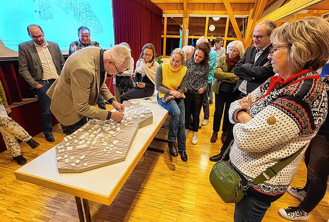 Anhand seines selbst geschnitzten Modells erläutert Stadtplaner Thomas Hirthe den Bürgern die Pläne für die Ortsmitte. Das Foto entstand ...
