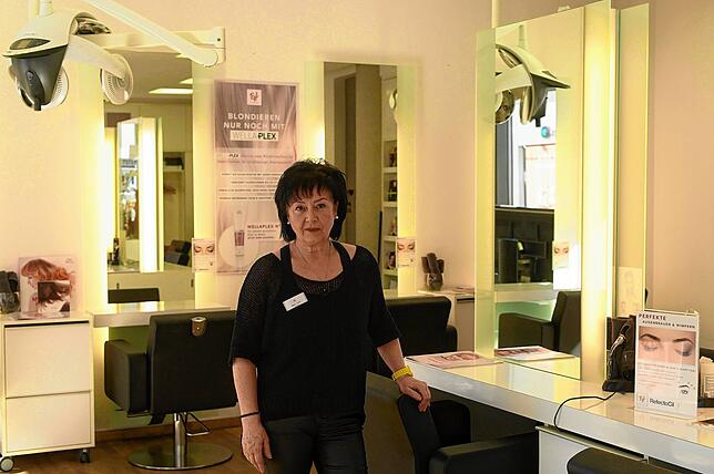 Salonleiterin Birgit Pusse ist froh, dass sie so viel Platz im Salon haben, um Sicherheitsabstand zwischen den Kunden herzustellen. ...