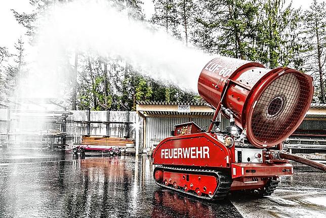 Der Löschroboter LUF 60 im Einsatz.