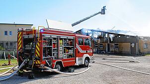 Ein Großaufgebot an Einsatzkräften der Feuerwehr war wegen des Brandes eines Stallgebäudes auf einem Aussiedlerhof in Worndorf im Einsatz.