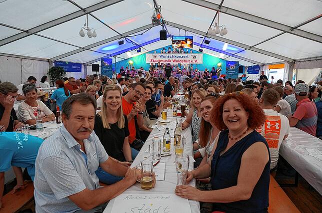 Bild 28: Chilbi: Stimmung pur im Festzelt beim Wunschkonzert