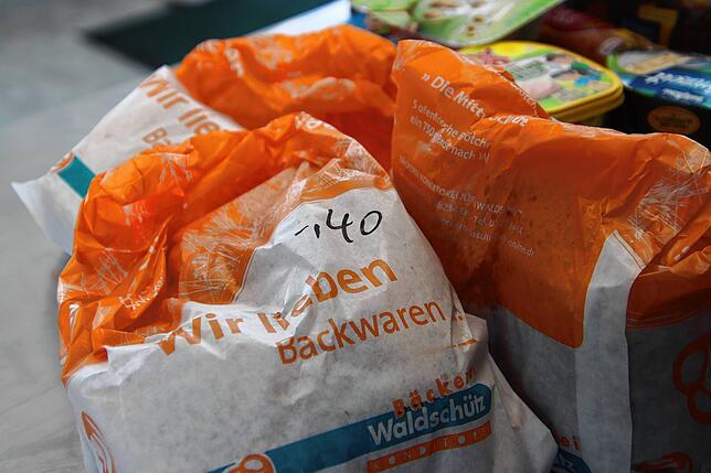 Backwaren sind in einer Tüte verpackt. Die Aufschrift zeigt: Diese hier kosten insgesamt 40 Cent.