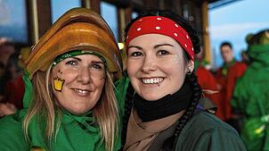 Fröhlich: Die Wellendinger Froschkönigin Daniela Kühn (links) und die Gündelwanger Sumpflochhexe Majra Matt. Bild: Scheu