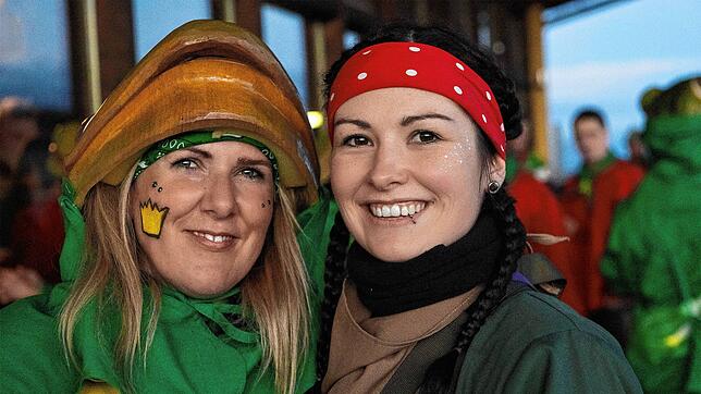 Fröhlich: Die Wellendinger Froschkönigin Daniela Kühn (links) und die Gündelwanger Sumpflochhexe Majra Matt. Bild: Scheu