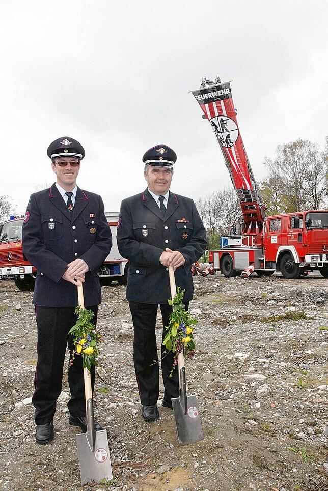 Ewald Moser und sein Vorgänger Kurt Distel beim Spatenstich zum neuen Feuerwehrgerätehaus in Oberuhldingen im April 2008, „ein ...