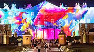 Die Medienkunst aus Licht und Sound wird passgenau auf das historische Schloss projiziert.