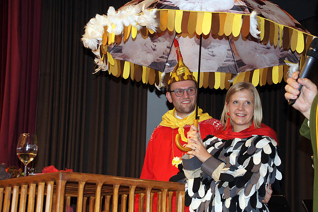 Bürgermeister Johannes Henne ist Schirmherr der Veranstaltungen zu 170 Jahren Fasnet in Immenstaad, deshalb haben er und Ehefrau Emma ...