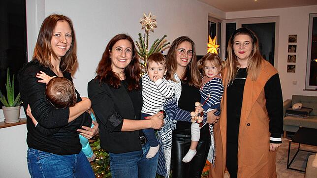 Wünschen sich Verlässlichkeit und Planbarkeit in der Kinderbetreuung: (von links) Vanessa Treutlein mit Malina, Lea Burkard mit Emma, ...