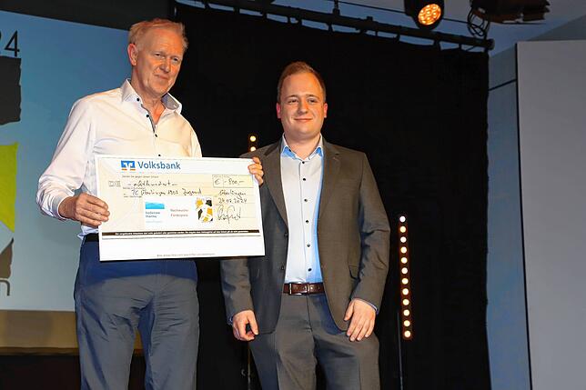 Der Nachwuchsförderpreis ging an die Jugend des Tennisvereins. Max Sandreuther von der Bodensee-Therme (rechts) übergab den Scheck an ...