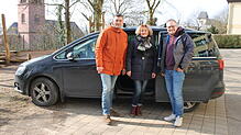 Illia Kravchenko, seine Mutter Olesia und Fluchthelfer Manuel Wagner (von links) vor dem Familienauto der Familie Wagner, das als ...