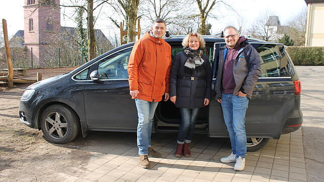 Illia Kravchenko, seine Mutter Olesia und Fluchthelfer Manuel Wagner (von links) vor dem Familienauto der Familie Wagner, das als ...