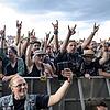 Die Wacken Firefighters werden gefeiert. Aber am Himmel braut sich schon was zusammen.