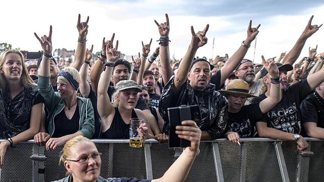 Die Wacken Firefighters werden gefeiert.