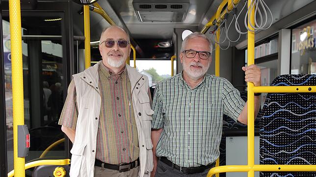 Um herauszufinden, wie man den Busverkehr in Singen weiter verbessern kann, haben Roland Schlatter und Eberhard Röhm (von links) einen ...