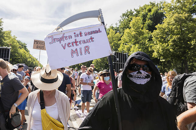Demonstration gegen Corona-Maßnahmen in Berlin 01.08.2020, Berlin: Eine Person im Sensenmann-Kostüm hält bei einer Kundgebung gegen die Corona-Beschränkungen ein Schild mit der ...