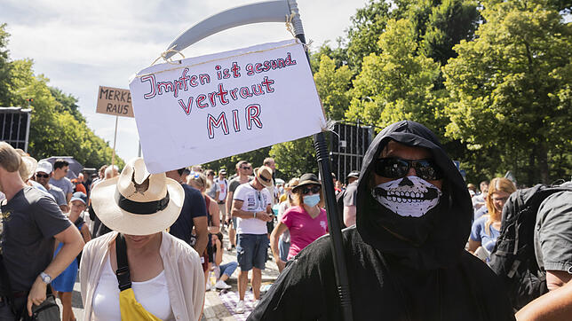 01.08.2020, Berlin: Eine Person im Sensenmann-Kostüm hält bei einer Kundgebung gegen die Corona-Beschränkungen  ein Schild mit der ...