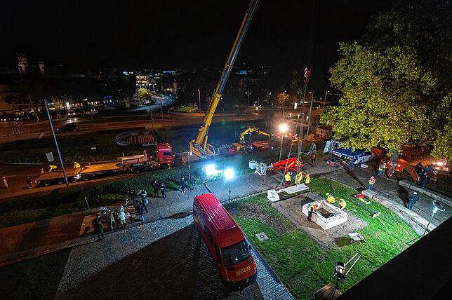 Arbeiter fertigen für die S21-Statue das Fundament.