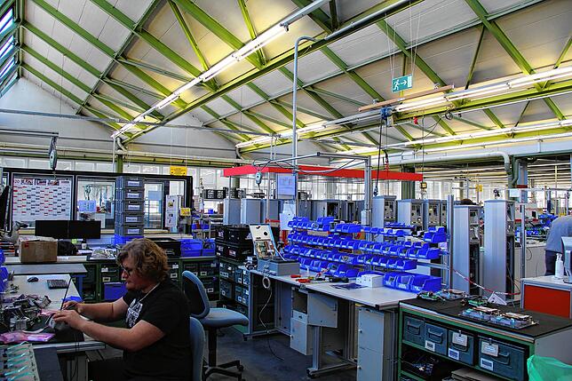 Klassische Ticket-Automaten-Fertigung bei Hectronic im Schwarzwald.