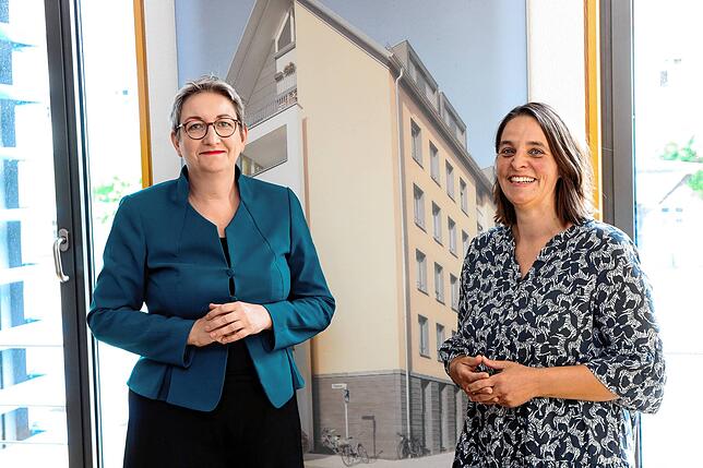 Klara Geywitz (links) und SÜDKURIER-Redakteurin Julia Kipping im Gespräch in den Räumen der Wobak in Konstanz.