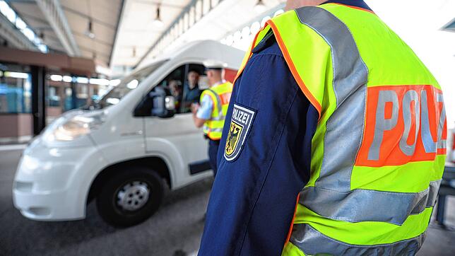 Die Bundespolizei bei einer Kontrolle am Autobahn-Grenzübergang Weil am Rhein (Symbolbild) Ein mit drei Haftbefehlen Gesuchter ist den ...
