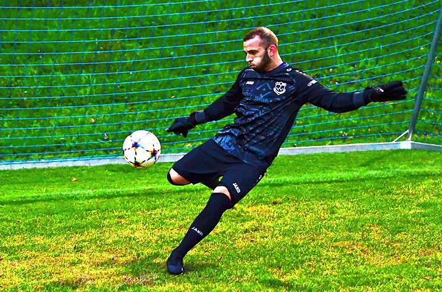 Viel gelernt: Dirk Berz ist erst vor kurzem ins Tor des FC Dettighofen gerückt und froh, dass er bei Maike Bergdorf trainieren kann.